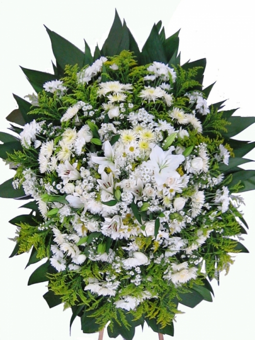 Coroa de flores com flores brancas